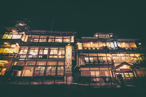 ノスタルジックな銀山温泉の夜景