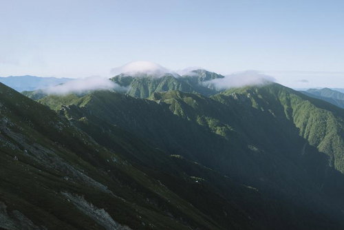 雲を被る空木岳方面の山々と中央アルプスの稜線