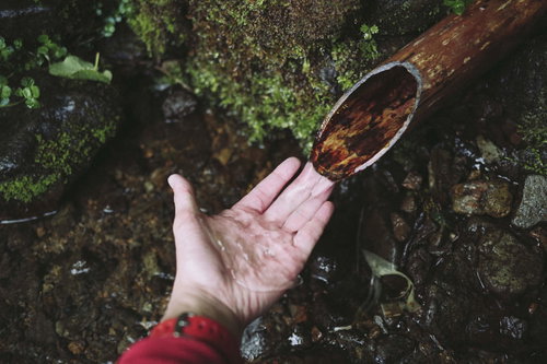 日本百名山・高妻山の氷清水を手のひらで汲む湧き水