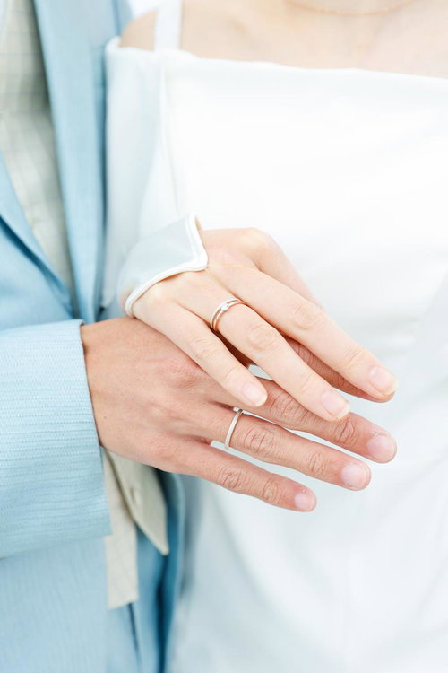 華奢な指輪をつけた女性の手元