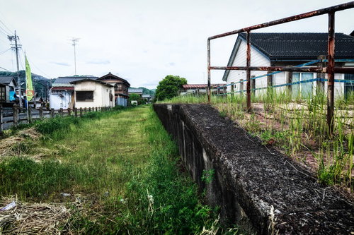廃線駅と軌道跡に残る古い構造物・錆びた線路とホーム