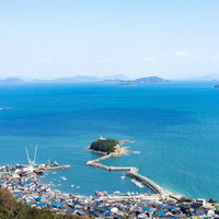 海岸沿いの玉津島、福山市鞆町の港町風景と防波堤の写真