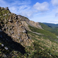 噴火の跡が残る磐梯山の荒々しい崖と岩肌の火山地形の写真