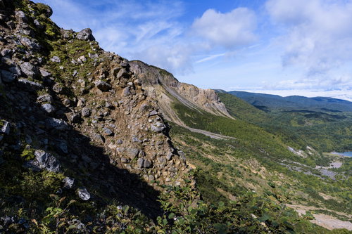 噴火の跡が残る磐梯山の荒々しい崖と岩肌の火山地形