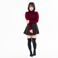 白ホリのスタジオで腕組みして立つ女性モデルのポーズの写真