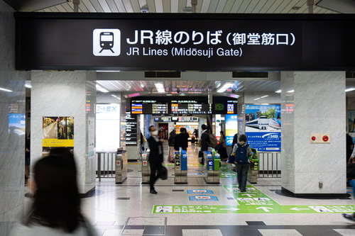 JR大阪駅御堂筋口のJR線乗り場改札の自動改札機と案内看板