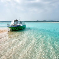 干潮時に現れた幻の百合ヶ浜に上陸したボートの写真