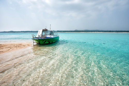 干潮時に現れた幻の百合ヶ浜に上陸したボート