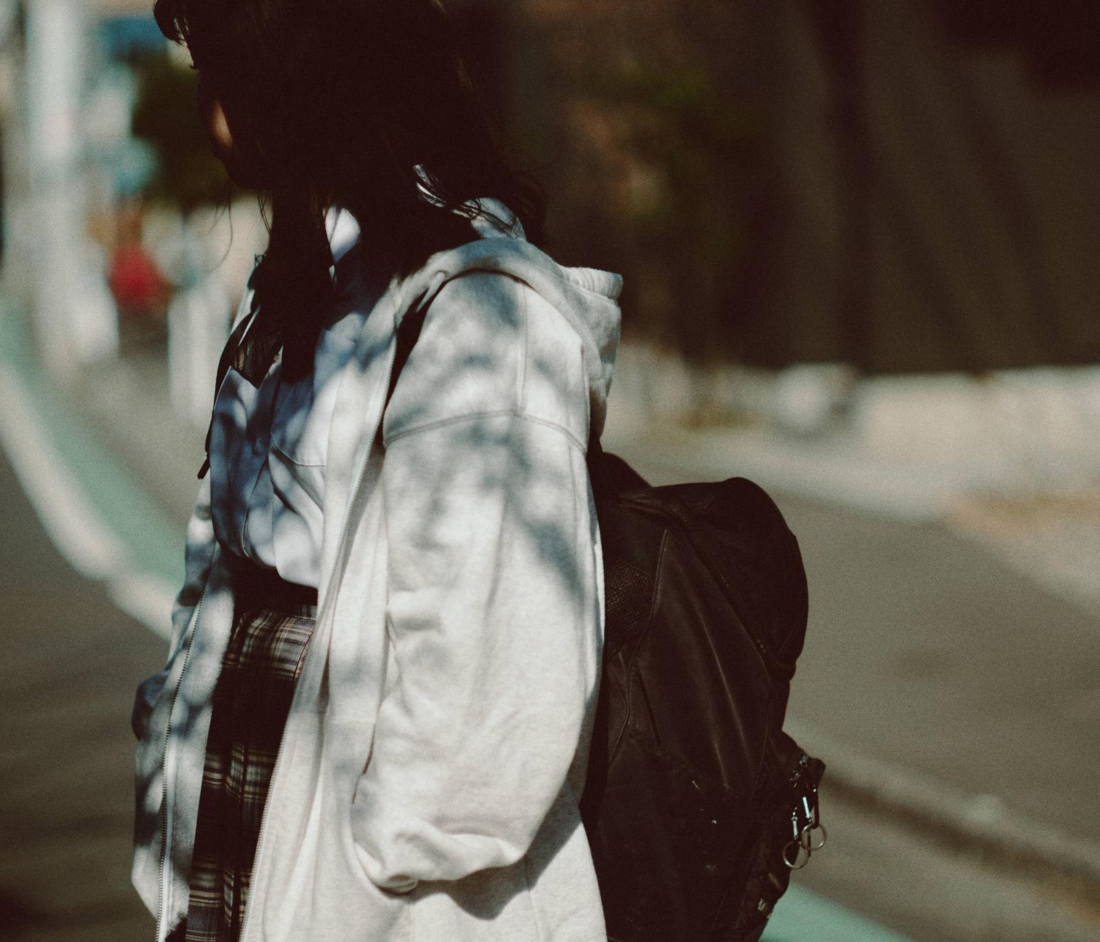 制服姿の女子高生が通学路を下校する後ろ姿