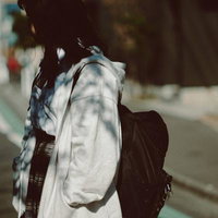 放課後JKが通学路を歩く制服姿の後ろ姿の写真