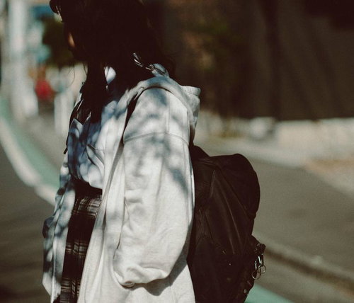 放課後JKが通学路を歩く制服姿の後ろ姿