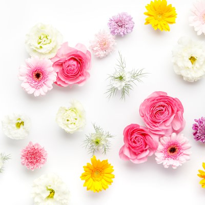 カラフルな花々を集めた豪華な花いっぱいアレンジの写真