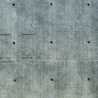 深めのセパ穴が規則正しく配置されたコンクリート打ちっぱなし壁の写真