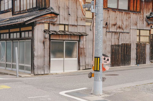 電柱に隠れる「飛び出し注意」のとび太くん