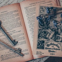 古い鍵と開かれた洋書のアンティーク写真の写真