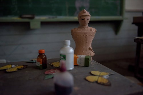 廃校の美術室に置かれた土偶や薬品などの備品