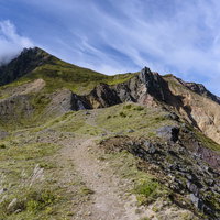 火山特有の景色が広がる磐梯山の登山道と火山地形の写真