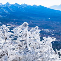 霧氷に覆われた八ヶ岳連峰と茅野市街の冬景色の写真