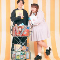 彼女のためにカートいっぱいになるまで買い物する彼氏と女性の写真