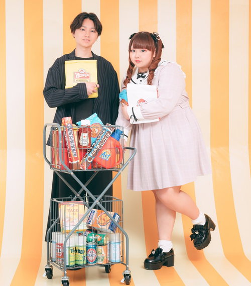 彼女のためにカートいっぱいになるまで買い物する彼氏と女性