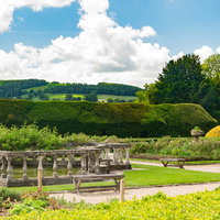 ガーデニングされた中庭にある花壇と山並みの写真