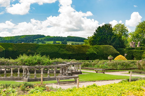 ガーデニングされた中庭にある花壇と山並み