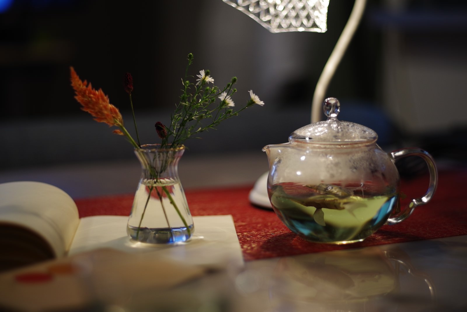 ガラスのティーポットとスタンドライトが置かれたテーブル