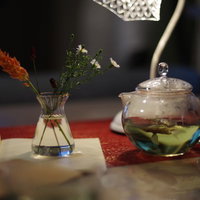 スタンドライトとティータイムのテーブルの写真