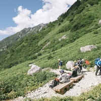 笠ヶ岳の小池新道、シシウド平で休憩する登山者たちの写真