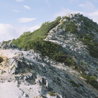 鳳凰三山の観音山周辺に広がる白砂の登山道の写真