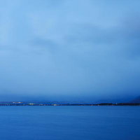 夜明け前の琵琶湖に静寂が包む黎明時の湖畔風景の写真