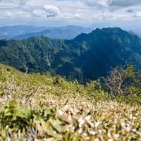 高妻山から見る戸隠山への稜線 日本百名山の雄大な山々の写真