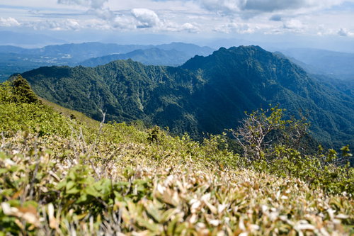 高妻山から見る戸隠山への稜線 日本百名山の雄大な山々