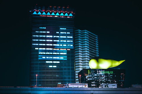 ライトアップされたハートの窓明かりとスーパードライホール