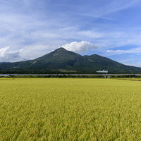 猪苗代の田畑と日本百名山・磐梯山の秋晴れ風景の写真