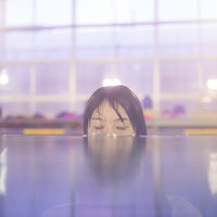 プールで水中に潜る溺れかけ女子の緊迫した瞬間の写真
