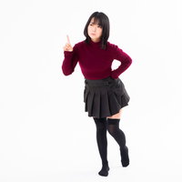 人差し指を上げてレッスン中の女性のポージングの写真