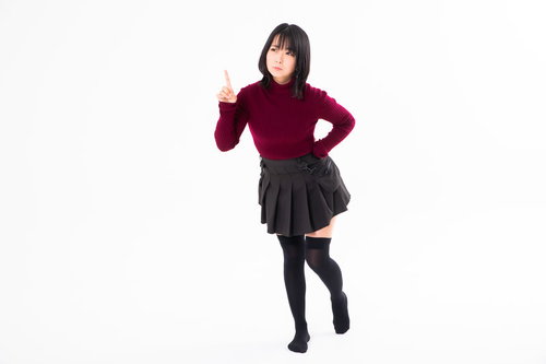 人差し指を上げてレッスン中の女性のポージング