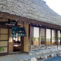 昔ながらの古民家（いっぷく亭：鏡野町）の茅葺屋根と木造平屋の写真