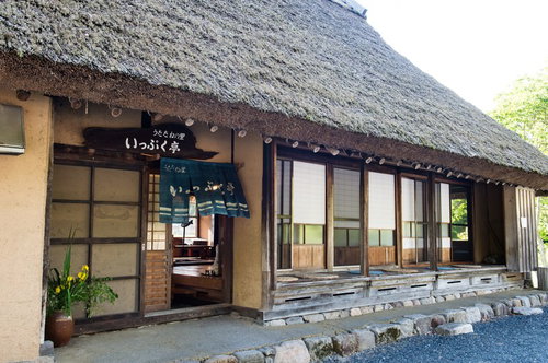 昔ながらの古民家（いっぷく亭：鏡野町）の茅葺屋根と木造平屋