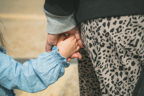 親の手をしっかり握る子供の手、親子の絆と信頼関係を表現