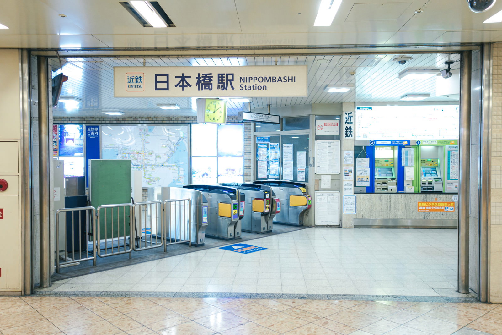 近鉄日本橋駅の改札口と青色の改札機が写った駅構内の様子
