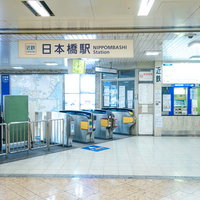 近鉄日本橋駅の改札入口の駅構内風景と乗降客の利用状況の写真