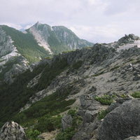 観音岳から地蔵岳方面を眺める日本百名山の登山道の写真