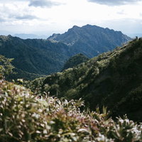 高妻山から遠く見える戸隠山の山岳風景と長野県の雄大な山並みの写真