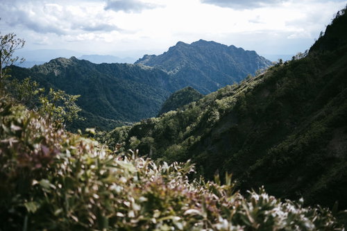 高妻山から遠く見える戸隠山の山岳風景と長野県の雄大な山並み