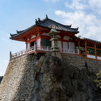 断崖絶壁に建つ磐台寺観音堂（阿伏兎観音）の写真