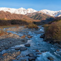 雪化粧した白馬三山と松川の清流の写真