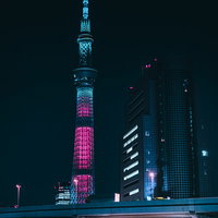 ピンク色にライトアップされた夜の東京スカイツリーの写真