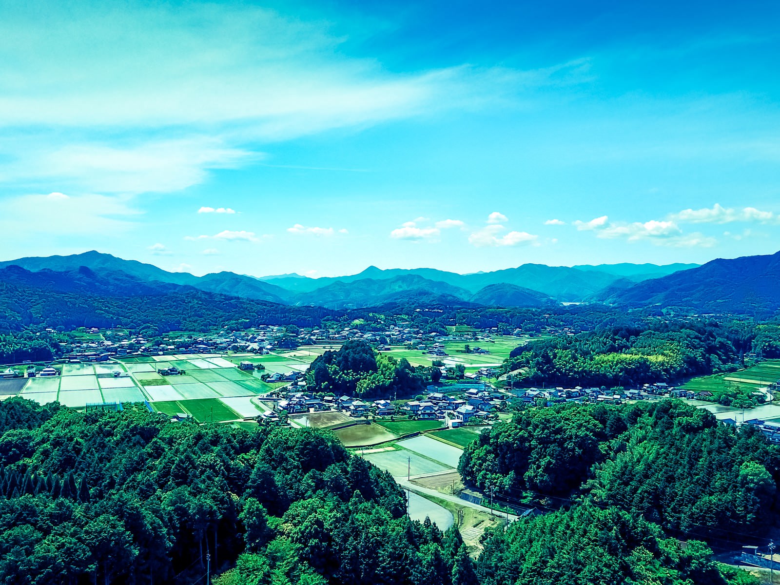 山林に囲まれた岡山県鏡野町の町なみを空撮した風景